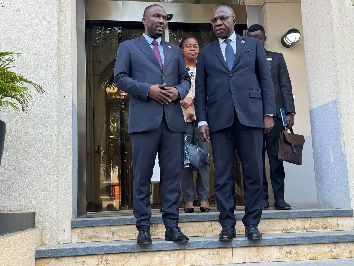 angola_Mirex's tweet photo. Son Excellence l'Ambassadeur Téte

António, Ministre des Affaires étrangères, a reçu, ce vendredi après-midi, au siège diplomatique angolais, un message de Son Excellence Évariste Ndayishimiye, Président de la République du Burundi et Président en exercice de l'Union africaine, https://t.co/Pry4oZ4lwe