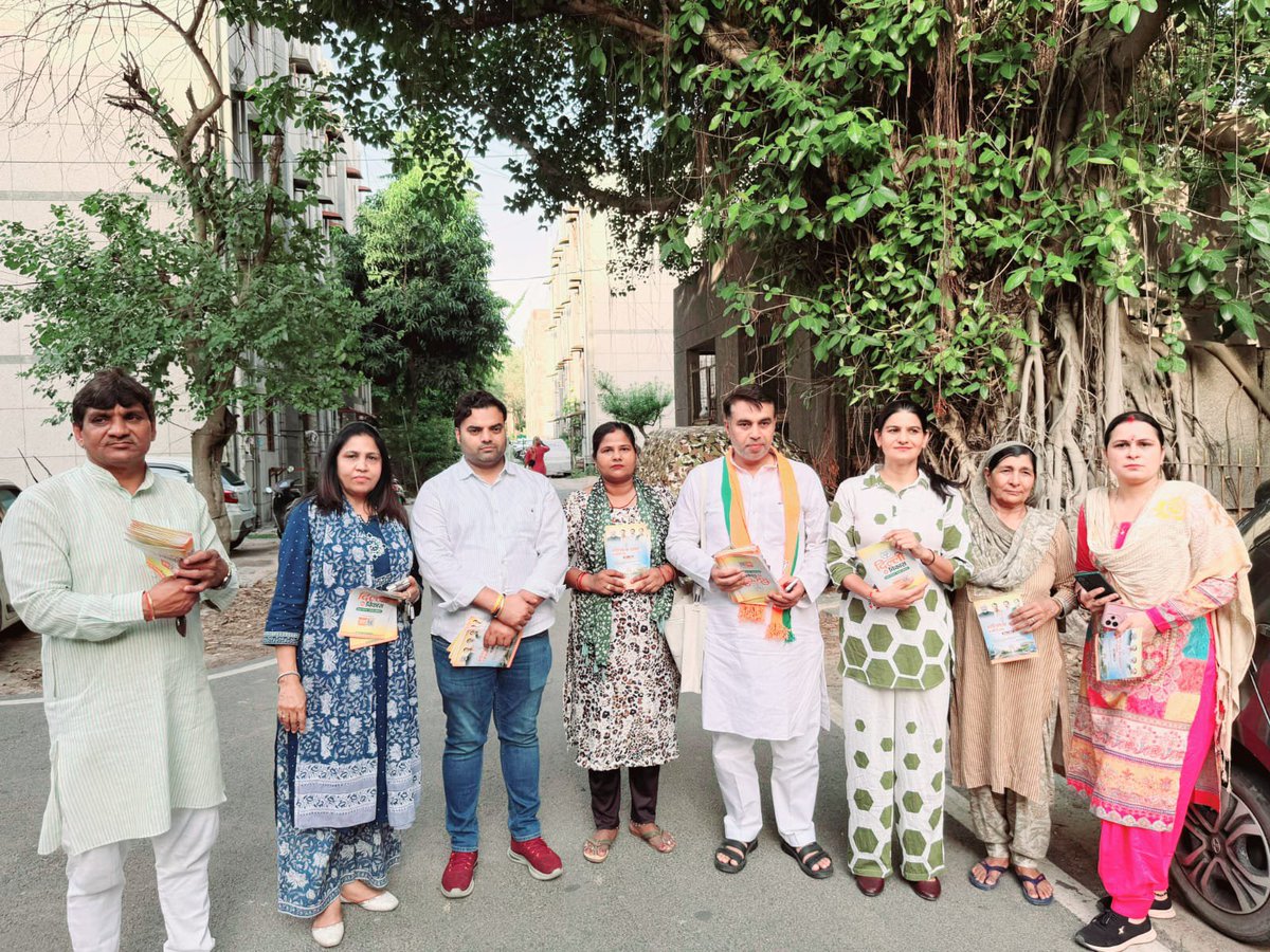 KhatriBjp's tweet photo. अपने गृह वार्ड द्वारका-ए में घर घर संपर्क अभियान में शामिल हो कर मोदी सरकार की उपलब्धियों को लोगों तक पहुंचाया।
जिसमें मटियाला विधानसभा के माननीय विधायक श्री @sandeepbjpadv जी और मंडल अध्यक्ष श्री जगविंदर जी भी शामिल हुए।

#घर_घर_जनसंपर्क_अभियान https://t.co/wIDr7nccrt