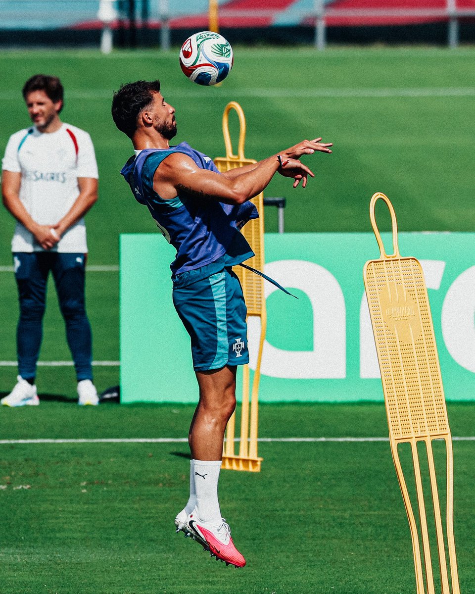 alexgcvs's tweet photo. Des nouvelles de la Seleção avant le match face à l'Ouzbékistan 

Rúben Dias a fait son retour à l'entraînement collectif ce vendredi à Palm Beach Gardens.

Touché face à la RD Congo, Tomás Araújo était absent de la session (du moins durant les 15 minutes ouvertes aux médias). https://t.co/tkYPPpb6k8
