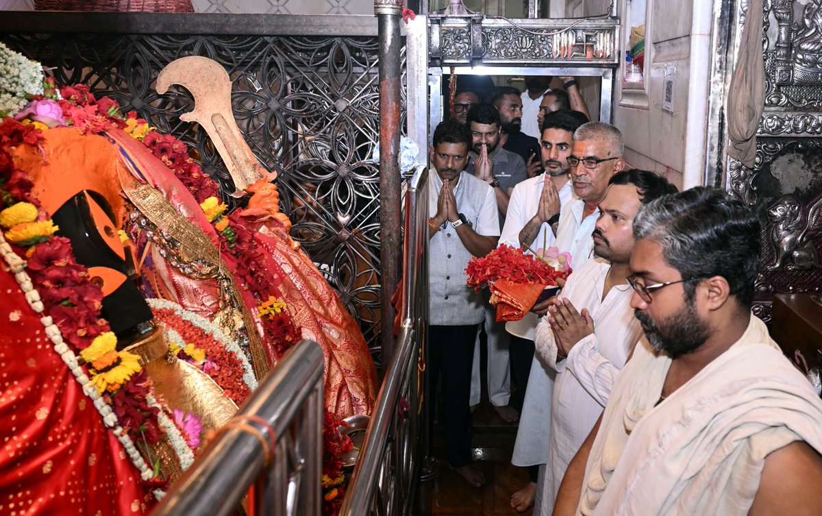 naralokesh's tweet photo. కోల్‌కతాలోని కాళీ మాత ఆలయాన్ని సంద‌ర్శించాను. శక్తి స్వరూపిణి కోల్‌కతా కాళీ మాతను దర్శించుకోవడం చాలా ఆనందంగా ఉంది. ఆంధ్ర‌ప్ర‌దేశ్ అన్నిరంగాల్లో అగ్ర‌గామిగా ఉండాల‌ని, ప్ర‌జ‌లంద‌రికీ ఆయురారోగ్యాలు, ఆనంద‌మ‌య జీవితం ప్ర‌సాదించాల‌ని ఈ సందర్భంగా కాళీమాత‌ను వేడుకున్నాను. https://t.co/j5PbR6IpGh