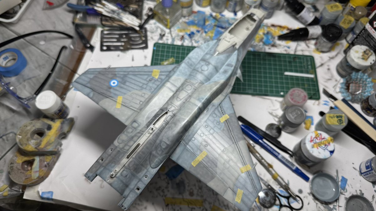 raam265's tweet photo. 写真にすると3割マシでイイ感じに写ってしまうのが悲しい・・
胴体の基本塗装が終了。 https://t.co/8N0msZbVA6