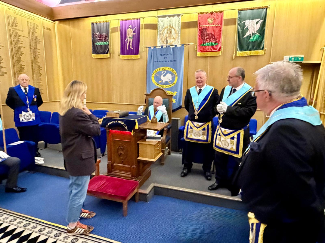 buckspgl's tweet photo. FEEL GOOD FRIDAY !

Chalfont St. Peter Lodge, No. 9656, welcomed Kate Coleman, a Board Trustee and representative from the King George’s V Playing Fields, Sarratt to present a donation.

#bucksmasons #charity #feelgoodfriday #freemasonryinthecommunity https://t.co/Pn5XcjyFq6