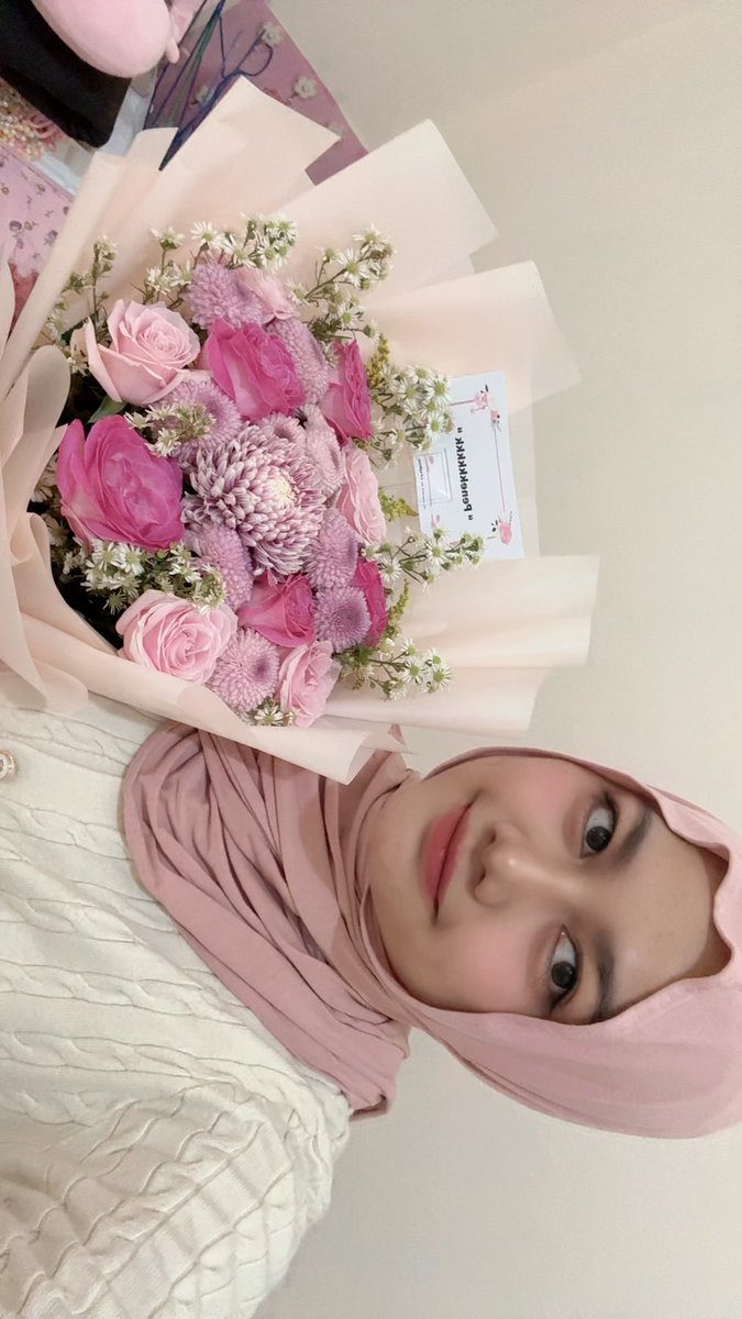 lilyofthecila's tweet photo. timaaci sudah membikin aku senangg! semoga setelah ini rezekimu melimpah dan deras sederas air zam zam, disayangin semua orang, diangkat derajat dan jabatannya, dijauhkan dari hal hal buruk kedepannya, amiin 💗🌸🌷🎀 https://t.co/cOHIDU7myS