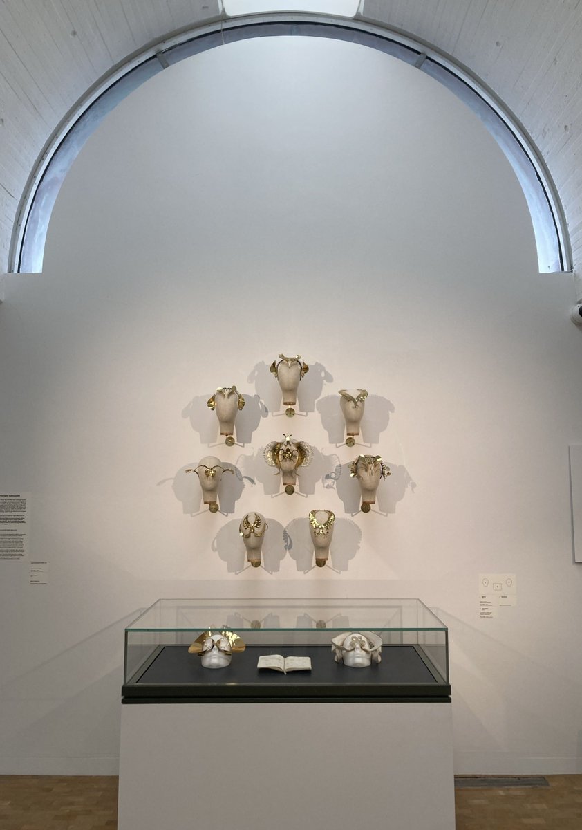 korigashi's tweet photo. アイスランド国立美術館の企画展、ジェイムス・メリーの「Ummyndlingar / Metamorphlings」とビョークの「echolalia」が期待よりずっとよかった。
映像と一緒にビョークの音楽に浸ったり、物としての圧を感じられるジェイムス・メリーのマスクをまじまじと見られた。
https://t.co/bYJ4ZoZvav https://t.co/FrKfqCMJq2