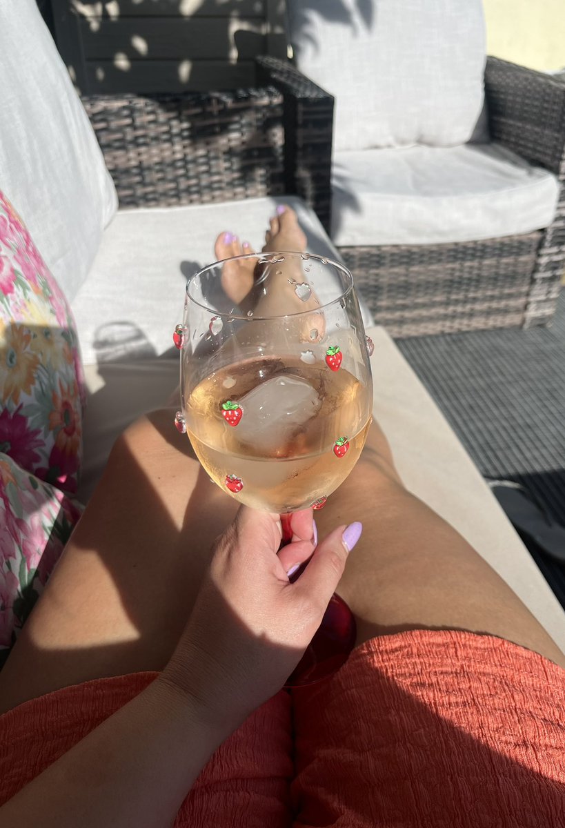 LucyTCWife's tweet photo. It’s finally wine o’clock time  🍷 
I would like it be known that no alcohol has passed my lips since Sunday! 

Have a fabulous weekend, enjoy the sunshine ☀️ 
Be good! 

🥂 🥂 https://t.co/rTerrksHNi