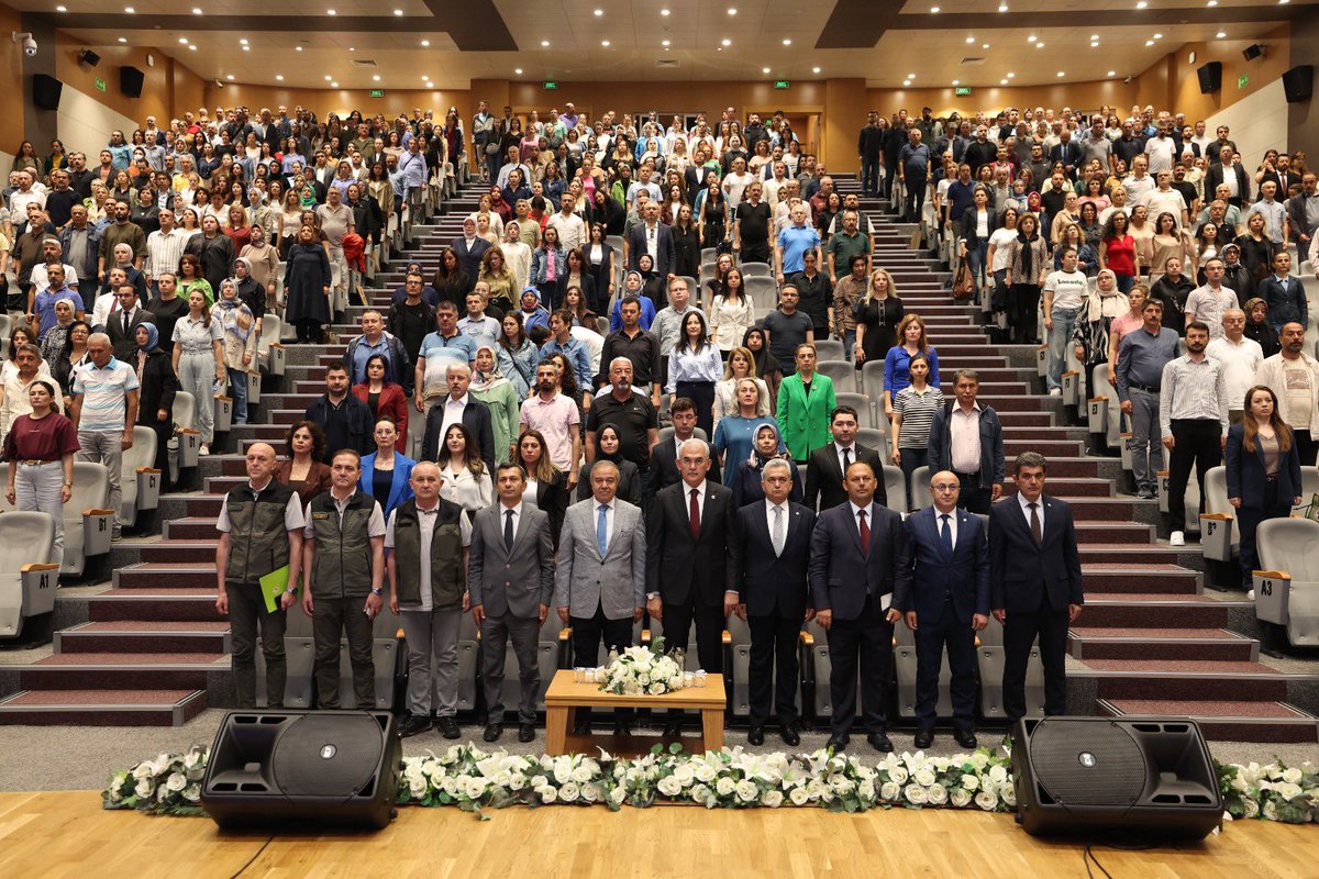 BekirKARACABEY_'s tweet photo. Öğretmenimizle #YeşilVatan bilincini sınıflardan geleceğe taşıyoruz. 🌿

Orman yangınlarıyla mücadelede en güçlü adım, yangının hiç çıkmamasını sağlamaktır.

Öğretmenlerimizin rehberliğinde çocuklarımızla birlikte geleceğe nefes olacağız.

#YeşilVatan #GeleceğeNefes https://t.co/j3w71DyMCi