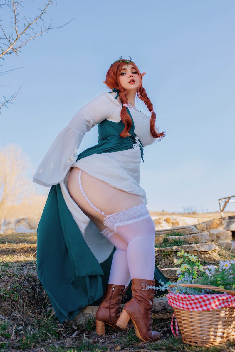 bunniepixel's tweet photo. 1 or 2? Your elven momma https://t.co/IduVyux2J2