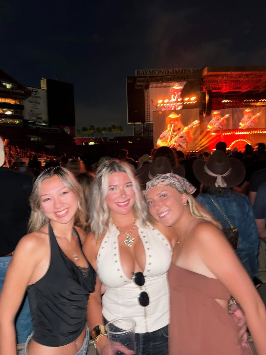 IRLchoices's tweet photo. Some concert babes
My Order:  2-1-3 https://t.co/XSS84YqGnh