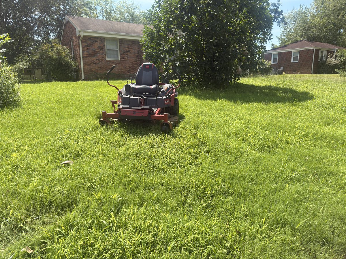 iamrodneysmith's tweet photo. It rained a little this morning but the sun is out now and the heat’s on 100!  I had the pleasure of mowing Ms. Smiths lawn . She’s inside confined to the bed . Making a difference , one lawn at a time . https://t.co/rGUL3Xwcu0