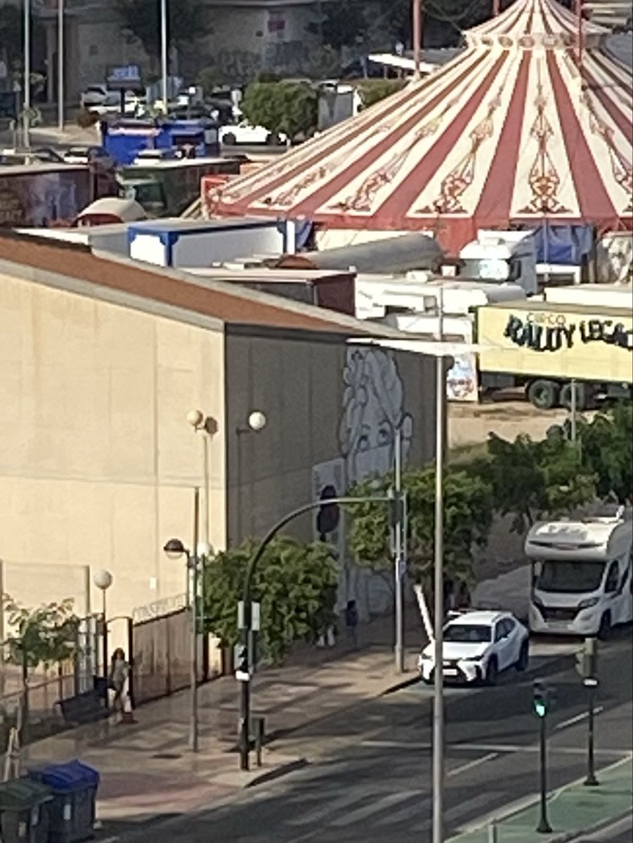 PedroBogarra's tweet photo. ¿ futuro o circo? ¿ para cuándo la ampliación del Conservatorio? https://t.co/DcDke3s0fS
