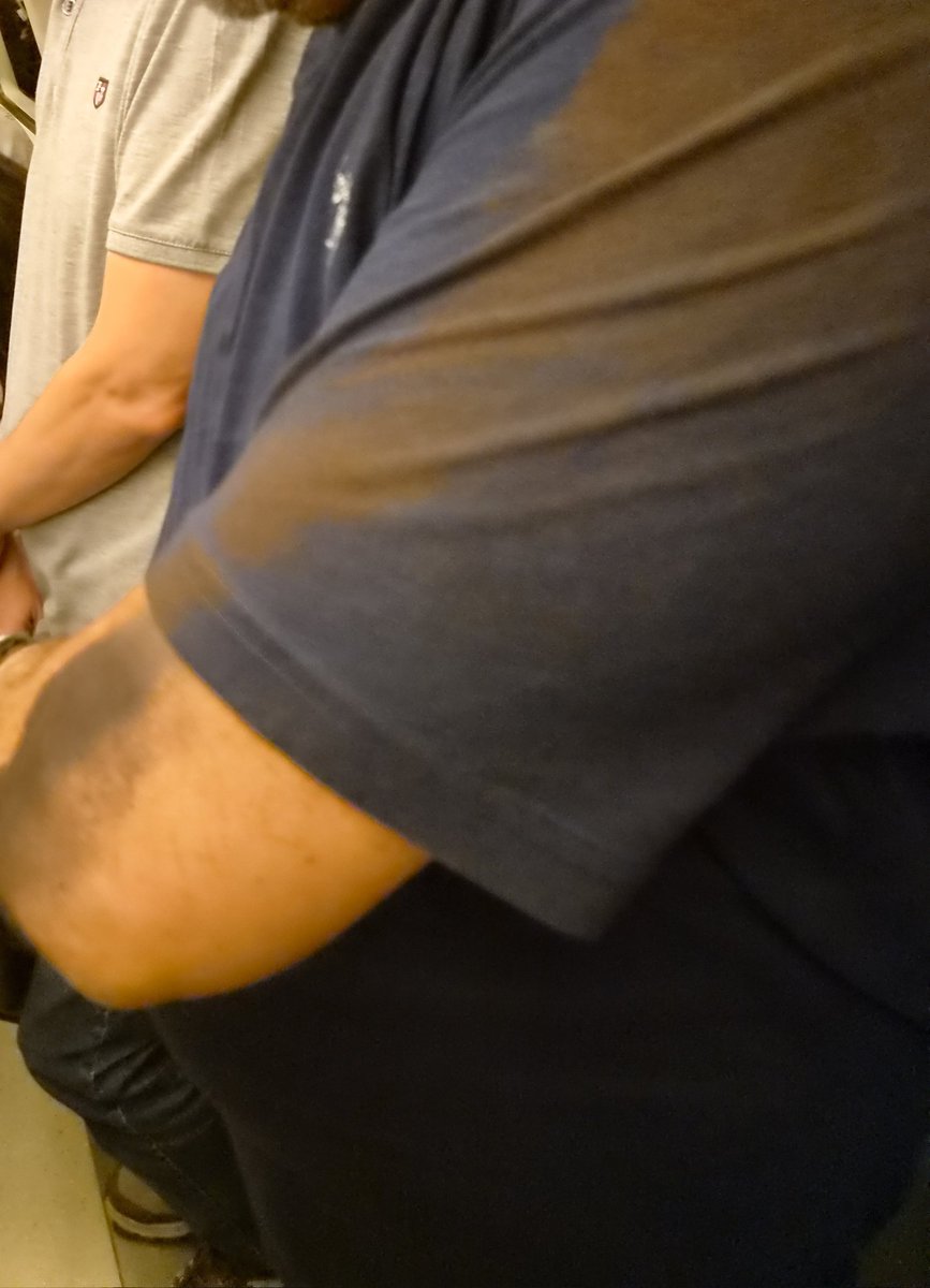 havanoldu's tweet photo. Fotoğrafları aldığım beyfendiye 'geçmiş olsun' dedim inerken, bana dönerek 'kusura bakmayın, sizi de beklettik' demesin mi... Duvarlardan sürtünerek geçmek zorunda kalmışlar... https://t.co/z7r95f2fRo
