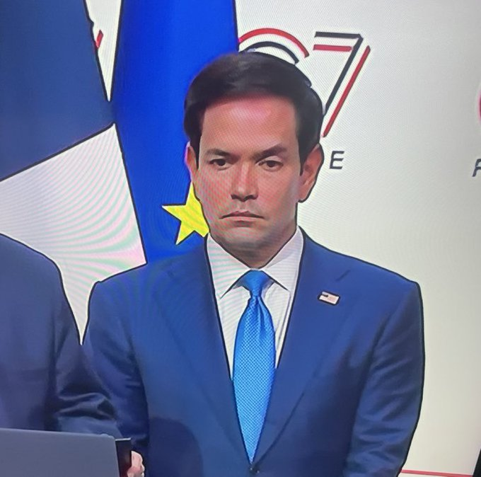 maremiale's tweet photo. Muchos tratan de usar una foto de @Claudiashein para asociarla con las declaraciones de Trump acerca de Mexico y la presidenta. Que dirían de esta foto
del secretario de Trump https://t.co/ngKKt49YWg