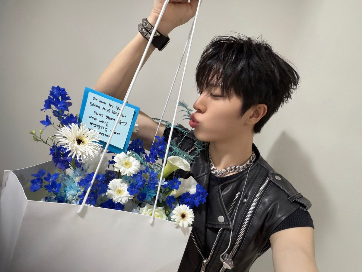 rubymmayy's tweet photo. เอมคาส่งดอกไม้มาแสดงความยินดีกับจองฮวานและเทรเชอร์ในคอนเสิร์ตวันนี้ด้วยอะ ㅠㅠ แถมยังเขียนโน๊ตบอก ทีมงาน M COUNTDOWN จะคอยสนับสนุน NEW WAV ที่ TREASURE และจองฮวานร่วมกันสร้างขึ้นมา อย่างมีความสุขเสมอนะ

Precious son ของ mcd 🥹💛🩵 https://t.co/mijYR4yXTM