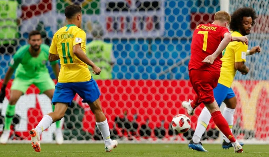 AlmanaqueDaCopa's tweet photo. Pouca gente se lembra, mas a derrota para a Bélgica em 2018 não apenas tirou o Brasil da Copa. Ela, de certa forma, também derrubou o primeiro ministro do Haiti.

A paixão dos haitianos pela seleção brasileira é bem conhecida. E, em 2018, o governo tentou se aproveitar disso para realizar um substancial aumento no preço dos combustíveis, com o fim de subsídios. O anúncio aconteceu bem na hora do Brasil x Bélgica das quartas de final. Segundo a revista The Economist na época, os políticos imaginaram que a população estaria muito ocupada comemorando uma vitória do Brasil e, assim, não protestaria contra a decisão.

Bem, você sabe o que aconteceu em campo: a arrancada de Romelu Lukaku, o golaço de Kevin de Bruyne, os milagres de Thibaut Courtois. Apenas cinco minutos depois da derrota brasileira, o povo haitiano tomou as ruas, mas não por motivos felizes. Começou a bloquear vias e a queimar pneus, em meio à revolta pela decisão do governo. A concentração das manifestações aconteceu principalmente na região metropolitana de Porto Príncipe.

A gasolina aumentara 38%; o diesel, 47%; e a querosene, 51% – este, um item essencial à população mais pobre, usado largamente nas casas sem energia elétrica. A decisão havia sido tomada a partir de uma solicitação do FMI ainda em fevereiro, em meio a um acordo para o acesso a US$96 milhões em doações, além de empréstimos a juros zero durante os anos seguintes.

A força economizada pelos haitianos para celebrar a classificação do Brasil se tornou impulso para se manifestar. Por alguns dias, ocorreram vários protestos violentos no Haiti. As ruas foram tomadas por carros incendiados e barricadas, enquanto os voos internacionais foram cancelados. Aconteceram também saques e ao menos três pessoas faleceram. Haitianos e turistas precisaram se refugiar em locais seguros. O aumento se tornou o estopim a uma população sofrendo com a altíssima inflação, o baixo poder econômico, o desemprego e a miséria.

“Eles pensaram que o Brasil iria ganhar e, enquanto as pessoas comemoravam, os protestos sobre os combustíveis seriam menores”, apontou o senador Patrice Dumont, ao Miami Herald, na época.

Resultado: oito dias depois, o premiê haitiano Jack Guy Lafontant anunciou a sua renúncia e o governo do presidente Jovenel Moïse voltou atrás na decisão impopular, congelando os aumentos. Em histórias sem relação, o presidente Moïse é o mesmo que foi assassinado três anos depois, em 2021, quando denunciava o envolvimento de figuras públicas locais com o narcotráfico.

Assine o Almanaque da Copa: https://t.co/I0pfXyA8Nb