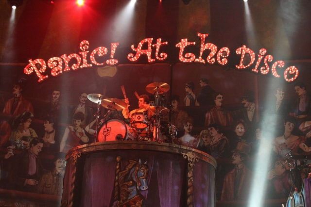 bloodredroses_s's tweet photo. Panic! at the disco really had the best stage design ever just for them to do some goofy shit https://t.co/gLnbtYDml5