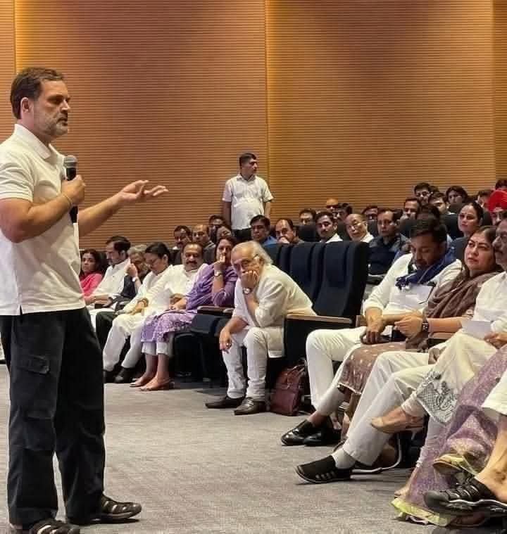 Chander78256412's tweet photo. @RahulGandhi जिंदगी में जब  कभी आप तनाव या अवसादग्रस्त हों इन कुर्सियों पर बैठे लोगों के चेहरे देख लेना फिर आपको लगेगा की आपका दुख इनसे कितना कम है.. 😢😀 https://t.co/2GIwuxkhx9