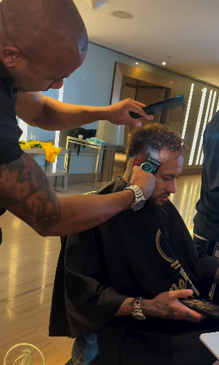 liberta___depre's tweet photo. Após ficar de fora da partida contra o Haiti, Neymar 'atualizou' pela segunda vez na Copa o corte de cabelo.

Via: @UOLEsporte 

📷Divulgação https://t.co/ghmfcJMbxo