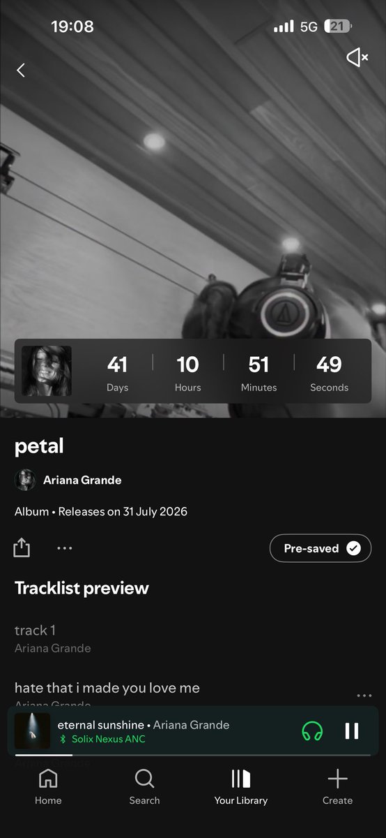 alkwkwlw's tweet photo. @GrandeTourFR @UMusicFrance Please please please 🙏🏽 il me manque la version classique du vinyle, tous les cd et je veux trop le sweat-shirt gris mais girl 100€ c’est hard 😞 bonne chance à tout le monde !!! https://t.co/Pq7WUJIvu3