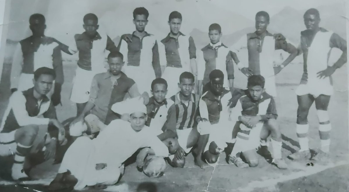 GhamriFaisal's tweet photo. صورة قديمة تعود لعام 1373 للهجرة الموافق لعام 1953 ميلادي.
كتب خلفها: فريق التاج العربي السعودي على ملعب الشبيبة السعودية في المعابدة-مكة المكرمة. للذكرى والتاريخ. 
هدية متواضعة للأخ العزيز يوسف عقيل غمري، رعاه الله. (رحمة الله عليه)
@nabihsaaty https://t.co/Kuly9yN5bD