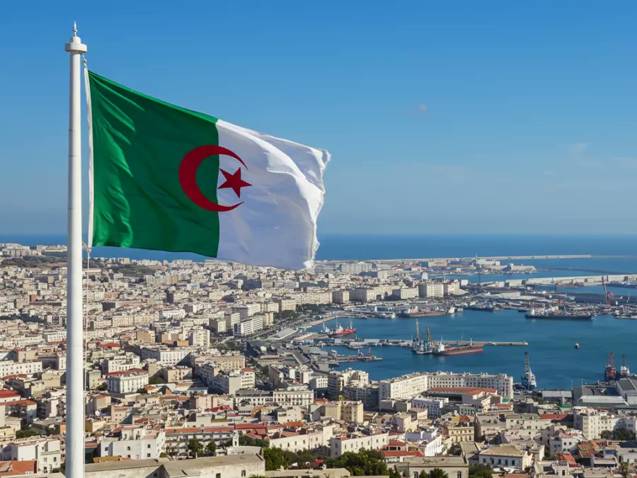 radioalgerie_ar's tweet photo. إنشاء هيئتين مهمتين يوضعان تحت وصاية رئاسة الجمهورية، وهما مجلس أعلى يضم كفاءات علمية وباحثين جزائريين، وكذا الوكالة الوطنية للآثار.
المجلس الأعلى للكفاءات العلمية والباحثين يعول على أداء دور مهم في تدعيم  الحركية التنموية التي تشهدها البلاد، ترجمة للالتزام الراسخ لرئيس الجمهورية، السيد عبد المجيد تبون، بدعم العلم والمعرفة والابتكار خدمة للأمة
إنشاء الوكالة الوطنية للآثار، يعكس الاهتمام الكبير الذي توليه الدولة
للتراث الوطني وضرورة صونه وحمايته وتثمينه.
إنشاء هتين الهيئتين يأتي وفق سياسة السيد رئيس الجمهورية الرامية إلى جعل المعرفة والبحث العلمي والابتكار محركا للتنمية الشاملة للجزائر، لا سيما في ظل الانخراط الواسع للجالية الوطنية بالخارج، ضمن ديناميكية الجزائر الجديدة والمزدهرة.