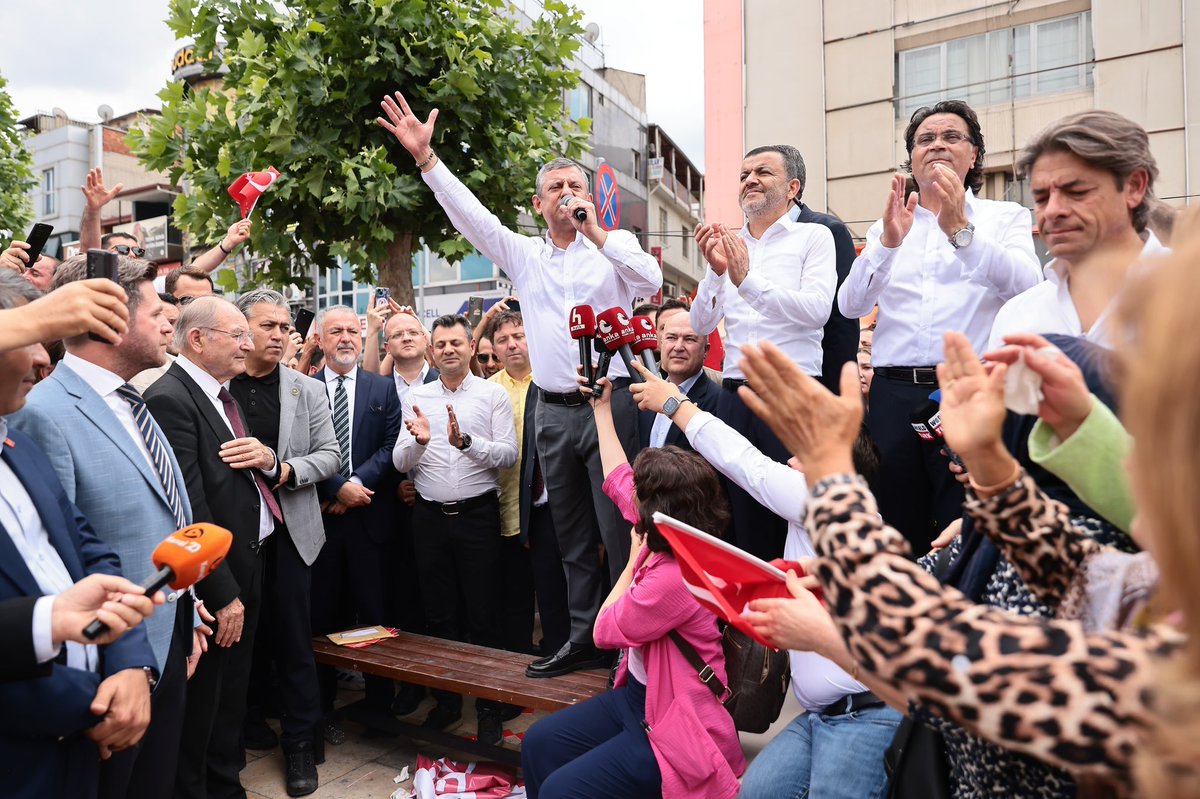 AliOnatCetin's tweet photo. İkisi de bank.
Ayaktaki lider. Oturan kayyum. https://t.co/cEjkSYl3Br