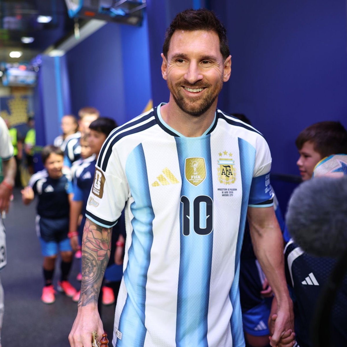 Parlons2Foot_'s tweet photo. 🚨 𝗟𝗜𝗢𝗡𝗘𝗟 𝗠𝗘𝗦𝗦𝗜 🇦🇷 𝗘𝗦𝗧 𝗘𝗡𝗧𝗢𝗨𝗥𝗘́ 𝗖𝗢𝗠𝗠𝗘 𝗝𝗔𝗠𝗔𝗜𝗦 ❤️

Tous ses coéquipiers lui témoignent un immense respect, de l’admiration et surtout beaucoup d’affection.

À l’hôtel, Messi est le seul joueur à avoir sa propre chambre. Mais il ne reste jamais seul : ses coéquipiers viennent constamment lui tenir compagnie, que ce soit avant ou après les matchs.

Le staff, les cuisiniers et même le président de l’AFA veillent également sur lui au quotidien.

(🗞️ @leoparadizo)