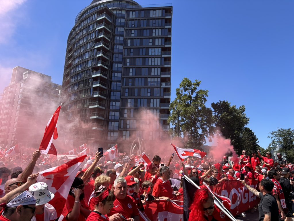 BenSteiner00's tweet photo. I’ve been to four World Cup marchs now.

This #USMNT one is solid, the horses are cool and the crowd is decent — but there’s very little chanting,  no smoke and overall less hype.

Puts into perspective the level Vancouver’s #CanMNT one was on yesterday. https://t.co/1sgt3yNCAn
