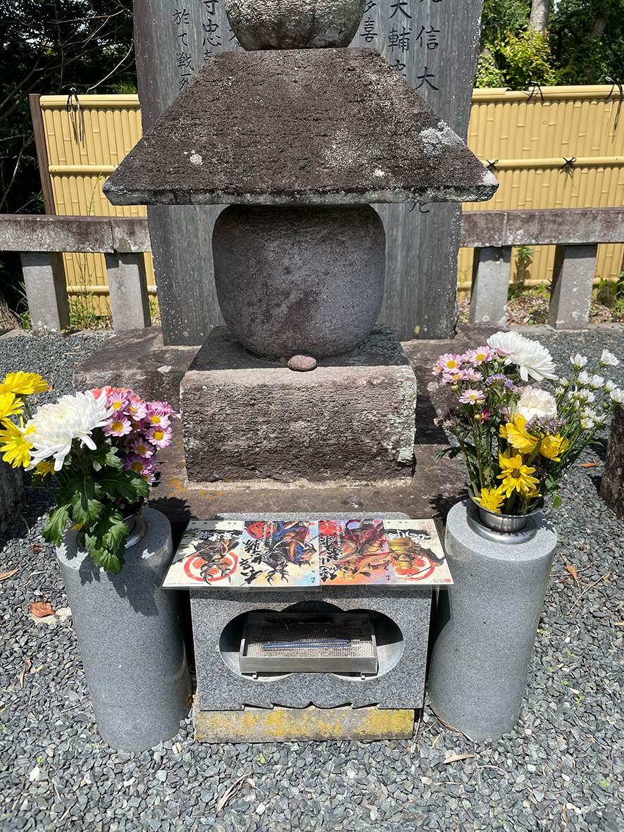 kazno_art's tweet photo. #群馬戦国御城印サミット レポート
（…という名の宣伝ですね😅）
最終回です！

初日に間に合わなかった幟も、2日目は無事に掲げることができました。
オリジナル幟が意外とリーズナブルに作れることを知ったので、今後はいろいろ作ってみたいですね。忠勝公の鍾馗様の馬印とか😆
右上にちらっと写っている“白地胴黒に本文字”の幟は、大多喜町からお借りしたものです。

あっ、そうだ！
今回、大多喜町の「本多忠勝・本多忠朝を大河ドラマに！」署名活動にご協力くださった皆様、本当にありがとうございました🙇‍♂️🙇‍♂️🙇‍♂️
お預かりした署名簿は、きちんと大多喜町へお届けいたしました。
「継続は力なり！」
引き続き応援のほど、よろしくお願いいたします。

そしてその足で、忠勝公が眠る大多喜町・良玄寺へ無事帰還のご報告。
大殿と殿の武将印を墓前に供え、現代の“大殿”のご尊顔を拝することができたこともご報告してまいりました。
すると――
「大義であった。」
と、看板の忠勝公がおっしゃったような気がしました。
……もちろん妄想ですが😅

2日間、本当にありがとうございました。
来年も忠勝推しを中心にしつつ😅、さらに作品やグッズを充実させて参ります！
引き続きどうぞよろしくお願いいたします。

#徳川家康
#本多忠勝
#鹿角画房
#SamuraiArt