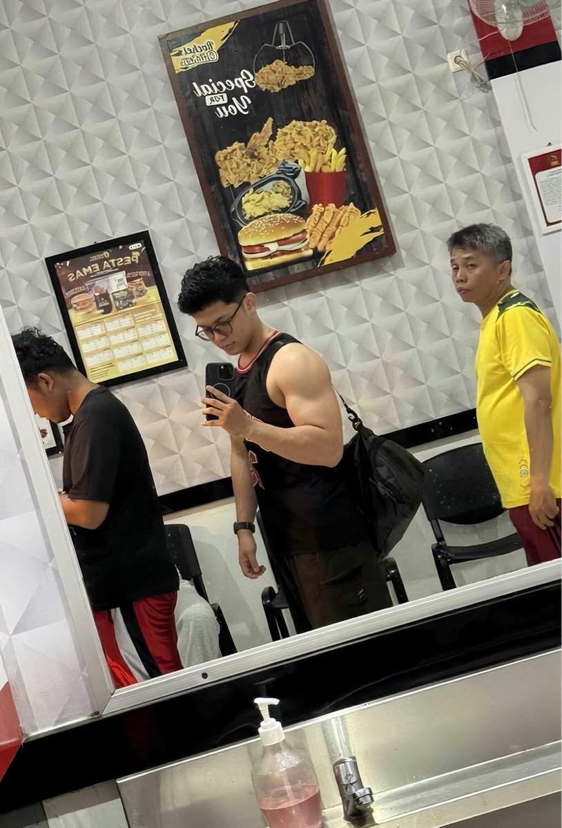Chilladnn's tweet photo. Nih shoulder sambil antri makanan https://t.co/Wi5dzjdRrJ