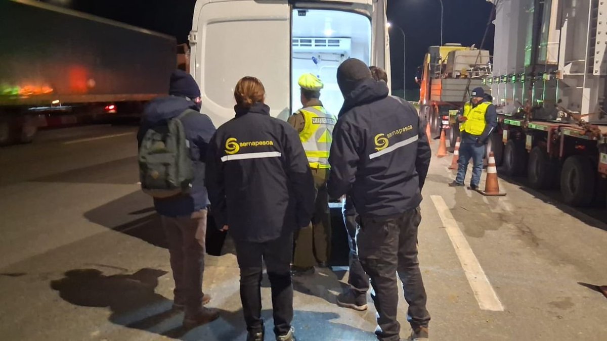 sernapesca's tweet photo. #Biobío: Efectuamos un control en la Ruta 152, junto a efectivos de @CarabBioBio y funcionarios de @SII_Chile, verificando el cumplimiento de la normativa pesquera vigente en el transporte de recursos hidrobiológicos. No se detectaron hallazgos, destacando el respeto a la norma. https://t.co/FRe2QqtuTq