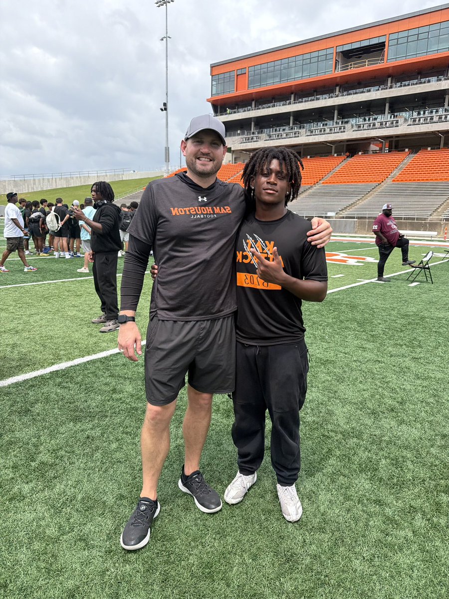 alvarez2_amari's tweet photo. Thank you Coach @KristianDawson5 for inviting me to the @BearkatsFB camp today and thank you to @CoachKey9 @blairvaughan41 @CoachRaisbeck for the opportunity to show my skills off ! https://t.co/gONsJ1Mz9d