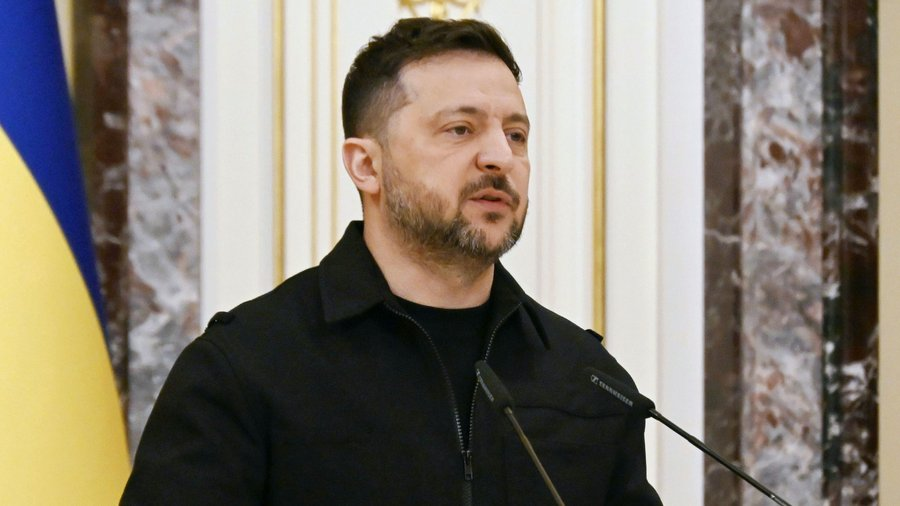istories_media's tweet photo. «Если он этого не сделает, сделаем мы». Владимир Зеленский потребовал от Александра Лукашенко отключить ретрансляторы на украинско-беларусской границе, с помощью которы ВС РФ корректируют удары по Украине 🔽

https://t.co/LsX8QCq4Ky