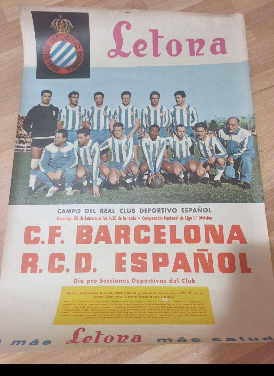 adandecaste's tweet photo. Historia de nuestra historia 
Encontrado en un anticuario y obvio m lo compré 
No se el año pero es la época de los 50 creo.
#rcde
#rcdespanyol 
 💙🤍 https://t.co/dBWtfFdZck