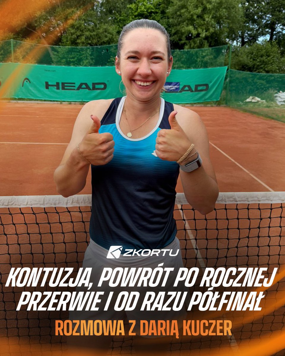 z_kortu's tweet photo. Dziś chcemy Wam zaprezentować kolejną inspirującą historię, której bohaterką jest Daria Kuczer 🥹

W marcu ubiegłego roku była już na 429. miejscu w singlowym rankingu WTA. Stopniowo przebijała się do góry. Niestety, przez ostatnie 10 miesięcy musiała walczyć o powrót do zdrowia, lecząc kontuzję Achillesa. Nie poddała się i w tym tygodniu znów mogliśmy ją oglądać na zawodowych kortach 🔙

Daria wzięła udział w turnieju ITF W35 w Bolszewie. Singlowe zmagania zakończyła na pierwszej rundzie, ale w deblu otarła się o finał w duecie z Ivaną Sebestovą 🤏

W rozmowie z Szymonem Przybyszem szczegółowo opowiedziała o tym, co spotkało ją przez ostatni rok 🗣️

💬 Wróciłaś do rywalizacji po prawie rocznej przerwie. Powiedz – gdzie byłaś, jak Cię nie było, a miałaś być?

Gdzie byłam? Byłam w Bielsku, Szczecinie, Warszawie, Krakowie i Ostrawie, więc tak krążyłam.

💬 Na to wszystko złożyły się problemy z lewym Achillesem. Powiedz, jak wyglądał cały ten proces – najpierw diagnozowanie kontuzji, a potem powrót do zdrowia.

Zdiagnozowanie kontuzji było chyba najmniejszym problemem. Gdzieś wiedzieliśmy, co tam może być, bo ten Achilles odzywał się od bardzo dawna. Myślę, że największym problemem w tym wszystkim było dopracowanie odpowiedniej rehabilitacji i dobranie odpowiedniego treningu.

Nie ukrywam, że pierwsze wizyty u lekarzy nie dały zbyt dużo, bo ciągle słyszałam, że dwa tygodnie, miesiąc przerwy i możesz wrócić. A niestety – ból powracał. Musieliśmy trochę zmienić taktykę. Dokonał tego dr Jabłoński w Warszawie. Wysłał mnie do Krakowa i tam przebyłam całą rehabilitację oraz tak naprawdę przygotowanie do powrotu.

💬 Czy koniec końców lekarze zdiagnozowali, co mogło być przyczyną, że pojawiła się u Ciebie ta kontuzja?

Myślę, że dr Jabłoński – wiedząc jaka jest historia, bo ona dłużyła się jeszcze przed moim wyjazdem do Stanów. Najprawdopodobniej przy pierwszym urazie tak naprawdę nie zostało to dobrze dopracowane, brakowało dobrej opieki nad tym i po prostu cały czas nawracało przez lata.

Ja też, jak przysłowiowe uparte dziecko, grałam z bólem – i to takim, że raz był, raz nie. I to nawet w Stanach. Ten ból wracał. Były po prostu miesiące, nawet rok, że tego bólu nie było, po czym nagle ni stąd, ni zowąd wrócił. To się już za długo ciągnęło i myślę, że ostatni ból, który się pojawił, to była już ogromna oznaka tego, że trzeba się tym porządnie zająć.

💬 Można powiedzieć, że ten sezon 2025 był grany z takim ciągłym bólem? Czy to właśnie był ból, który raz był, raz nie, ale już na koniec nasilił się do tego stopnia, że nie byłaś w stanie rywalizować na swoim najwyższym poziomie?

Przez początek ubiegłego roku w ogóle nie czułam bólu. Myślę, że wiele innych sytuacji miało wpływ na to, że tak wyglądał ten początek. Potem wróciłam do swojego rytmu. Tuż przed tą przerwą, na Słowenii zrobiłam swoją pierwszą połówkę w singlu w 2025 roku, a dodatku wygrałam turniej w deblu.

Pierwszy ból w 2025 roku pojawił się tak naprawdę podczas treningu przed ligą we Wrocławiu. To był taki sygnał, że ten ból wraca. Niestety – w Serbii, gdzie zagrałam swój ostatni mecz, wjechałam tą lewą nogą bardzo głęboko. Trochę ze względu na mokry kort i też niefajne warunki, bo akurat korty tam – nie chcę mówić, że były słabo przygotowane – ale wiemy jakie są uroki mączki. Wtedy już poczułam ogromny ból – taki, jakiego do tamtej pory nie doświadczyłam.

Można teraz powiedzieć, że najprawdopodobniej zrobiłam też błąd, że nie zeszłam od razu z kortu, wiedząc, że ten Achilles w przeszłości się odzywał, tylko dokończyłam mecz jak ten przysłowiowy uparty osioł. Po tym meczu było najgorzej, jak jeszcze nigdy wcześniej tak naprawdę.

💬 Nie był to na pewno łatwy moment, bo ten sezon 2024 pokazał kibicom, ale przede wszystkim też Tobie, że masz ten poziom, by rywalizować nie tylko w turniejach ITF W15 i W35, ale też wyższej rangi. W tym 2025 roku troszkę brakowało tej kontynuacji właśnie tego, co się działo we wcześniejszym sezonie, ale cały czas miałaś ten ranking, który pozwalał Ci rywalizować w tych turniejach wyższej rangi. Powiedz – jakby od tej strony mentalnej – jak ta przerwa na Ciebie wpłynęła i jak trudne to były dla Ciebie miesiące, ale też co z nich wyciągnęłaś?

Wracając na chwilę do tego 2025 roku, tak naprawdę jego początku, bo potem – tak jak mówię – w którymś momencie już to kliknęło, zrobiłam tę pierwszą połówkę w singlu i wszyscy myśleliśmy, że już wracam na te dobre tory, ale niestety pojawiła się kontuzja. Myślę, że na początku tego sezonu dużo rzeczy działo się poza kortem, w życiu, przez co ta koncentracja i presja, którą na siebie nakładałam, pokazała się na korcie i nie pozwalała mi po prostu na swobodną grę. Myślę, że to był powód tego wszystkiego. Przerwa pojawiła się w niefajnym dla mnie momencie, bo już poczułam, że wracam na dobre tory, trochę to wszystko puściło.

Przerwa na pewno była trudna, bo nie wiedzieliśmy do końca, ile ona tak naprawdę potrwa, ile czasu minie aż zaufam tej nodze. Były też momenty troszkę takiej samotności, bo tak naprawdę przez pierwsze miesiące w Krakowie byłam sama. To też wyglądało trochę tak, że rano miałam rehabilitację, potem odpoczynek i po południu albo wieczorem szłam jeszcze, żeby na rowerze zrobić jakąś kondycję, bo musieliśmy dać tej nodze jak najbardziej odpocząć. Nie był to łatwy moment. Nie oszukujmy się – każda kontuzja jest trudna, każda przerwa jest trudna. Na pewno to, że dzisiaj znów gram, jest tylko na plus.

Czego się nauczyłam? Na pewno tego, że muszę zacząć troszkę inaczej podchodzić do wysiłku oraz treningu. Myślę, że czasami zaczęło to iść w złym kierunku, że chciałam zbyt mocno. Mieliśmy o tym długą rozmowę z moim obecnym trenerem od przygotowania fizycznego. On tak naprawdę dobiera odpowiedni trening i jesteśmy w stałym kontakcie. Ten czas na pewno pokazał mi też tych prawdziwych ludzi, którzy nie zwątpili i zostali ze mną.

💬 Na sam koniec – przejdźmy do pozytywnych kwestii. Czyli tego, co się wydarzyło tutaj w Bolszewie, ale też tego, co będzie się działo w najbliższych tygodniach oraz miesiącach. Powiedz, z jakim nastawieniem podchodzisz do tego powrotu? Czy to jest powrót, w którym narzucasz sobie duże oczekiwania i bardzo szybko chciałabyś odbudować swoją pozycję? Czy to powrót, do którego podchodzisz z dystansem i po prostu wiesz, że jest to pewien proces?

Myślę, że to i to. Mieliśmy też rozmowę z moim teamem po pierwszym singlu, że muszę być cierpliwa. Doskonale każdy z nas wie, że Rzymu od razu nie zbudowano i to też trochę potrwa. Na pewno cele są wysokie, jak zawsze u mnie, ale muszę być w tym wszystkim cierpliwa.

Fajnie, że w tym tygodniu dotarłyśmy z Ivaną do półfinału w deblu. Tak naprawdę mogłyśmy odpaść już w pierwszej rundzie i dziś najprawdopodobniej nie siedziałabym tutaj w Bolszewie, tylko byłabym już w Gdańsku i tam trenowała. Jak na te pozytywy patrzymy, to mówię, że jest to dla mnie proces. Na pewno każdy mecz, każda odbita piłka, są dla mnie nagrodą za to, że przetrwałam.

💬 Życzymy Ci, żeby ta radość trwała jak najdłużej, aby każda piłka wpadała w kort i byś była zdrowa, bo to jest najważniejsze, a jak będzie zdrowie to o resztę zadbasz sama.

Dziękuję pięknie!

📸 Szymon Przybysz | #zkortu