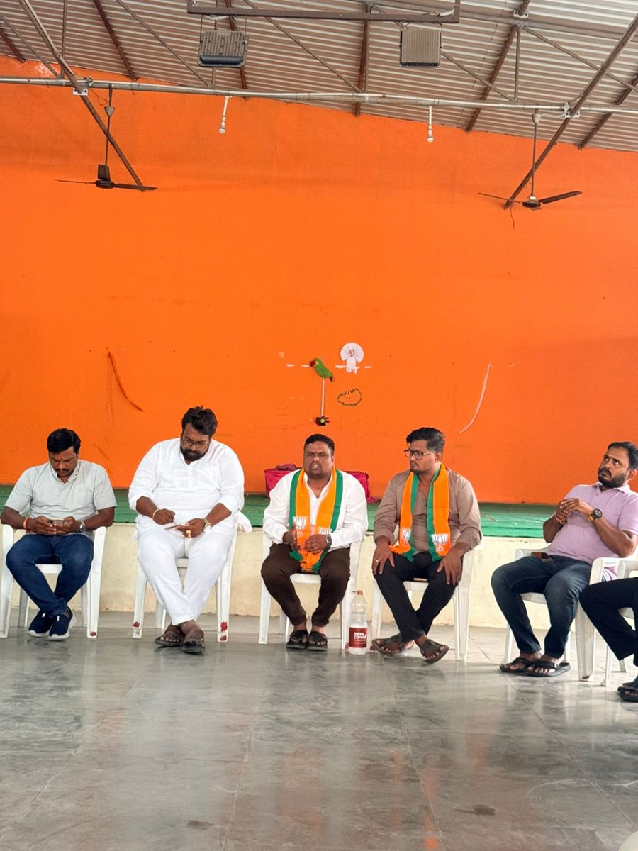Arjun_BJYM's tweet photo. *బీజేవైఎం మేడ్చల్ జిల్లా*  
 *మరియు నమో యువ కాంక్లావే జిల్లా ఆధ్వర్యంలో రౌండ్ టేబుల్ సమావేశం ఏర్పాటు చేయడం జరిగింది***

@BJP4India @BJP4Telangana 
@Eatala_Rajender @bandisanjay_bjp 
@NitinNabin @N_RamchanderRao @BJYMinTG @GaneshKunde8 @TVG_BJP @kishanreddybjp https://t.co/hg9PZKaSmX
