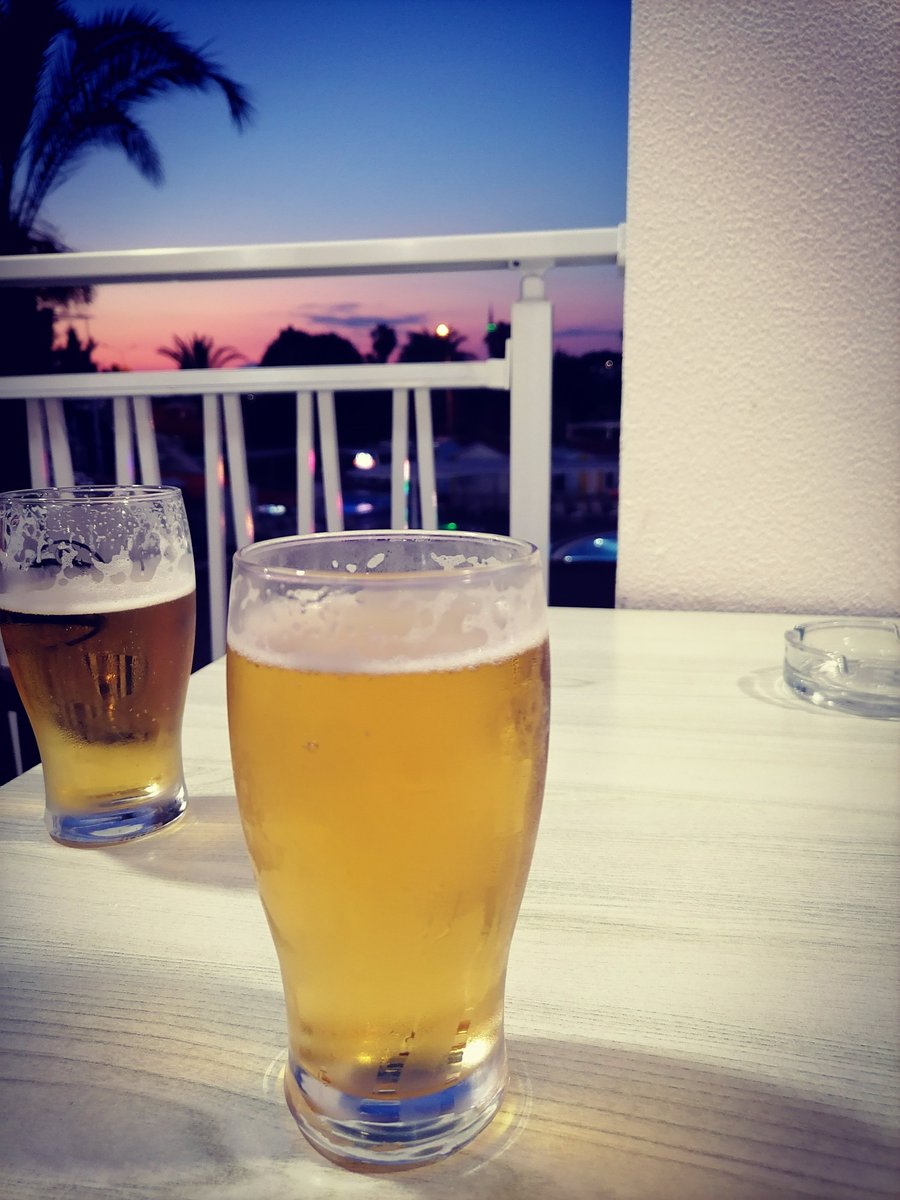 solisru's tweet photo. 海で一日焼けたあとの、ヤシの木の下での冷たいビール。これ以上ない幸せ。🍺🏝️ https://t.co/GXk7gJAFiD