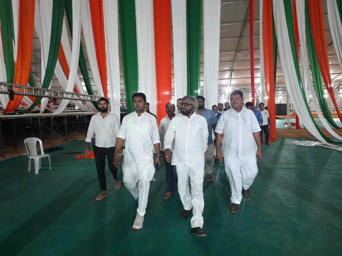 eshwar_khandre's tweet photo. ಜೂನ್‌ 21ರಂದು ಕೆಪಿಸಿಸಿ ನೂತನ ಅಧ್ಯಕ್ಷರಾದ ಶ್ರೀ @HariprasadBK2 ಅವರು ಅಧಿಕಾರ ಸ್ವೀಕರಿಸಲಿರುವ ಹಿನ್ನೆಲೆಯಲ್ಲಿ, ಇಂದು ಬೆಂಗಳೂರಿನ ಅರಮನೆ ಮೈದಾನದ ಆವರಣದಲ್ಲಿ ನಡೆಯಲಿರುವ ಕಾರ್ಯಕ್ರಮದ ಸ್ಥಳಕ್ಕೆ ಭೇಟಿ ನೀಡಿ ಪೂರ್ವಸಿದ್ಧತೆಗಳನ್ನು ಪರಿಶೀಲಿಸಿದೆ.

ಕಾರ್ಯಕ್ರಮವು ಯಶಸ್ವಿಯಾಗಿ ನಡೆಯಲು ಕೈಗೊಳ್ಳಲಾಗಿರುವ ವ್ಯವಸ್ಥೆಗಳನ್ನು ವೀಕ್ಷಿಸಿ, ಅಗತ್ಯ ಸಲಹೆ ಹಾಗೂ ಸೂಚನೆಗಳನ್ನು ನೀಡಿದೆ.
@INCKarnataka