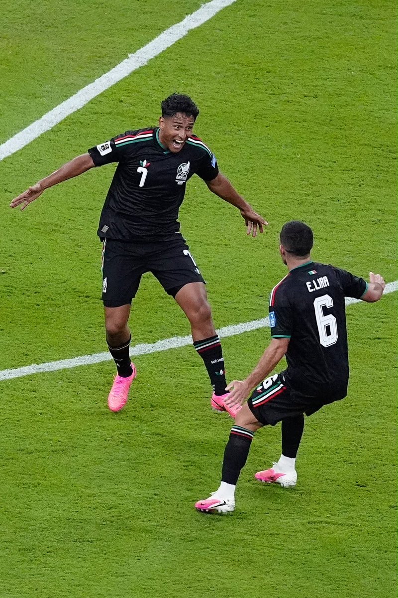 AlertaQro's tweet photo. ⚽️🏆Canterano de #Gallos 🐔da a México el pase a la siguiente ronda del #Mundial
🇲🇽Luis Romo pasó de jugar en las categorías inferiores del equipo queretano a meter el gol de la victoria frente a Corea del Sur en el Mundial. 👇
https://t.co/uvSshHSD04
📸Fotos de Chivas https://t.co/o5G4ToqN2b