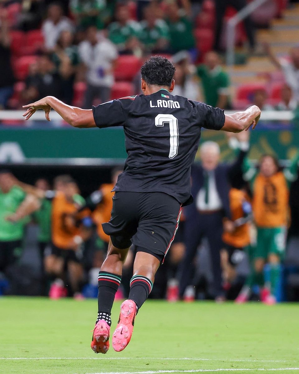AlertaQro's tweet photo. ⚽️🏆Canterano de #Gallos 🐔da a México el pase a la siguiente ronda del #Mundial
🇲🇽Luis Romo pasó de jugar en las categorías inferiores del equipo queretano a meter el gol de la victoria frente a Corea del Sur en el Mundial. 👇
https://t.co/uvSshHSD04
📸Fotos de Chivas https://t.co/o5G4ToqN2b