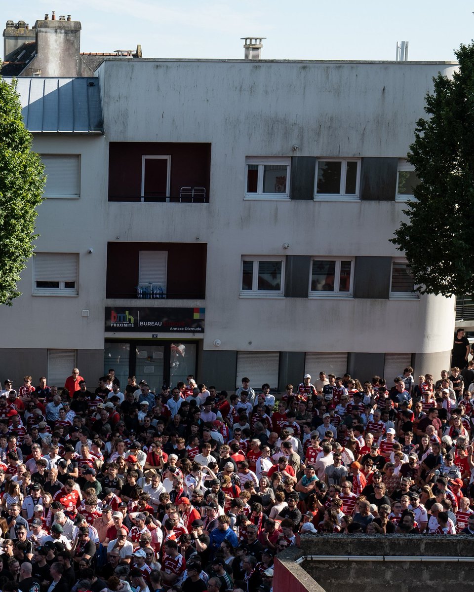 SB29's tweet photo. ⚫ Beaucoup d'émotions ce jeudi au stade Francis-Le Blé. 
Merci aux 2 500 supporters venus chaleureusement lui dire au revoir 🙏
𝐇𝐨𝐦𝐦𝐚𝐠𝐞 𝐚̀ 𝐊𝐢𝐧𝐠 𝐄́𝐫𝐢𝐜 👑 https://t.co/mHFZBiP6Hk