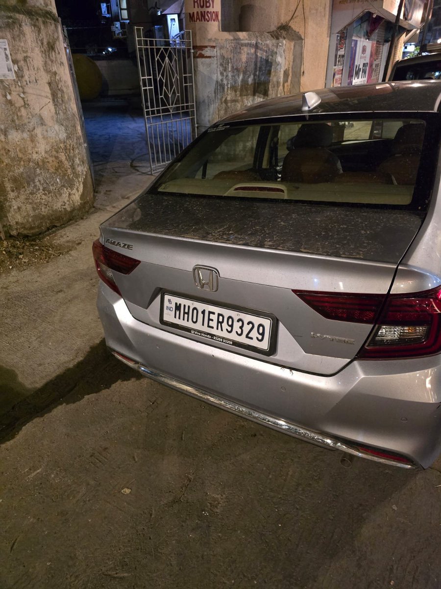 CFCLover27's tweet photo. @MTPHereToHelp this car is blocking the gate of Ruby Mansion at Barrack Rd   please inform Azad Maidan Police station https://t.co/Ytvr73mUtY