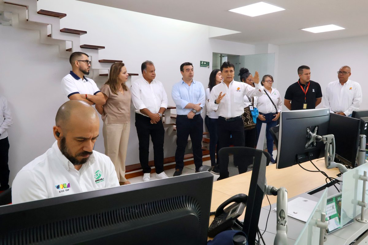 HelgaMaRivasAr's tweet photo. ¡Buenas noticias para Cali!✅

Verificamos los avances de la optimización del Centro de Control Maestro del Acueducto y Alcantarillado, un proyecto que ya alcanza el 92 % de ejecución y que permitirá fortalecer el monitoreo, análisis y la toma de decisiones en tiempo real para una prestación más eficiente de los servicios públicos de la ciudad.

Este es el resultado del trabajo articulado entre el Gobierno del Presidente @petrogustavo, a través de @Minvivienda, con @EMCALIoficial y el Distrito de Cali. Una herramienta estratégica para ordenar el territorio alrededor del agua y fortalecer la gestión de un bien común fundamental para la vida.

Desde el Gobierno nacional aseguramos los recursos y el acompañamiento técnico y administrativo necesarios para culminar este proyecto, con una inversión de $36.302 millones de la Nación y $1.134 millones de EMCALI.

#ConDignidadCumplimos