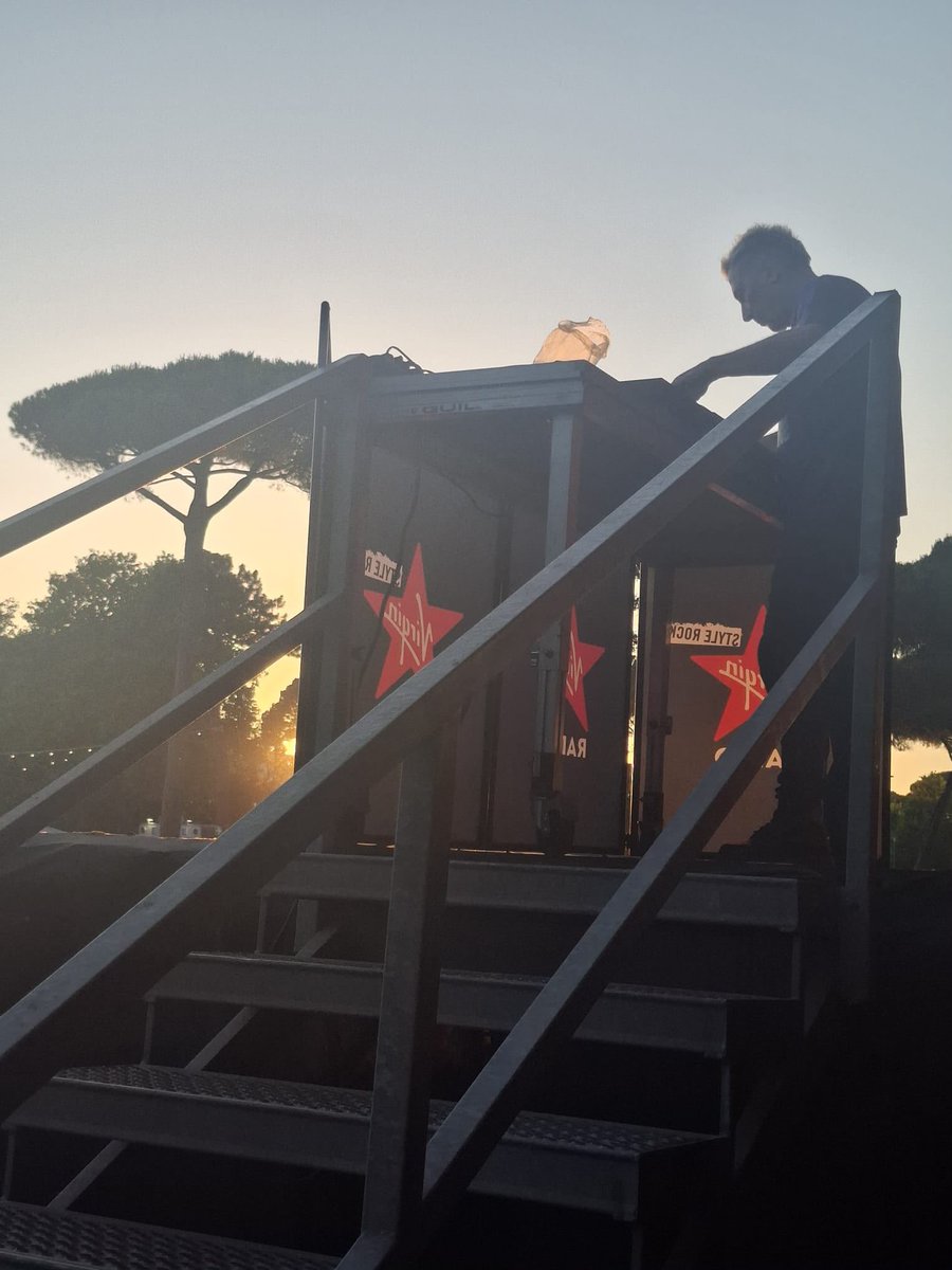 VIRGINRINGO's tweet photo. What a night!! @TheHives @La_Prima_Estate @VirginRadioIT #Hives #LaprimaEstate #Virginradioitaly #rocknroll https://t.co/KQt8V02jg3