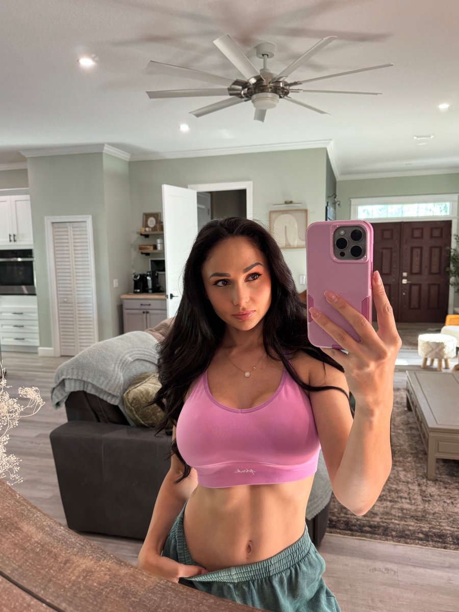 ArianaMarie_X_'s tweet photo. happy saturday, baby🩷 https://t.co/CAuEVYZ5HY