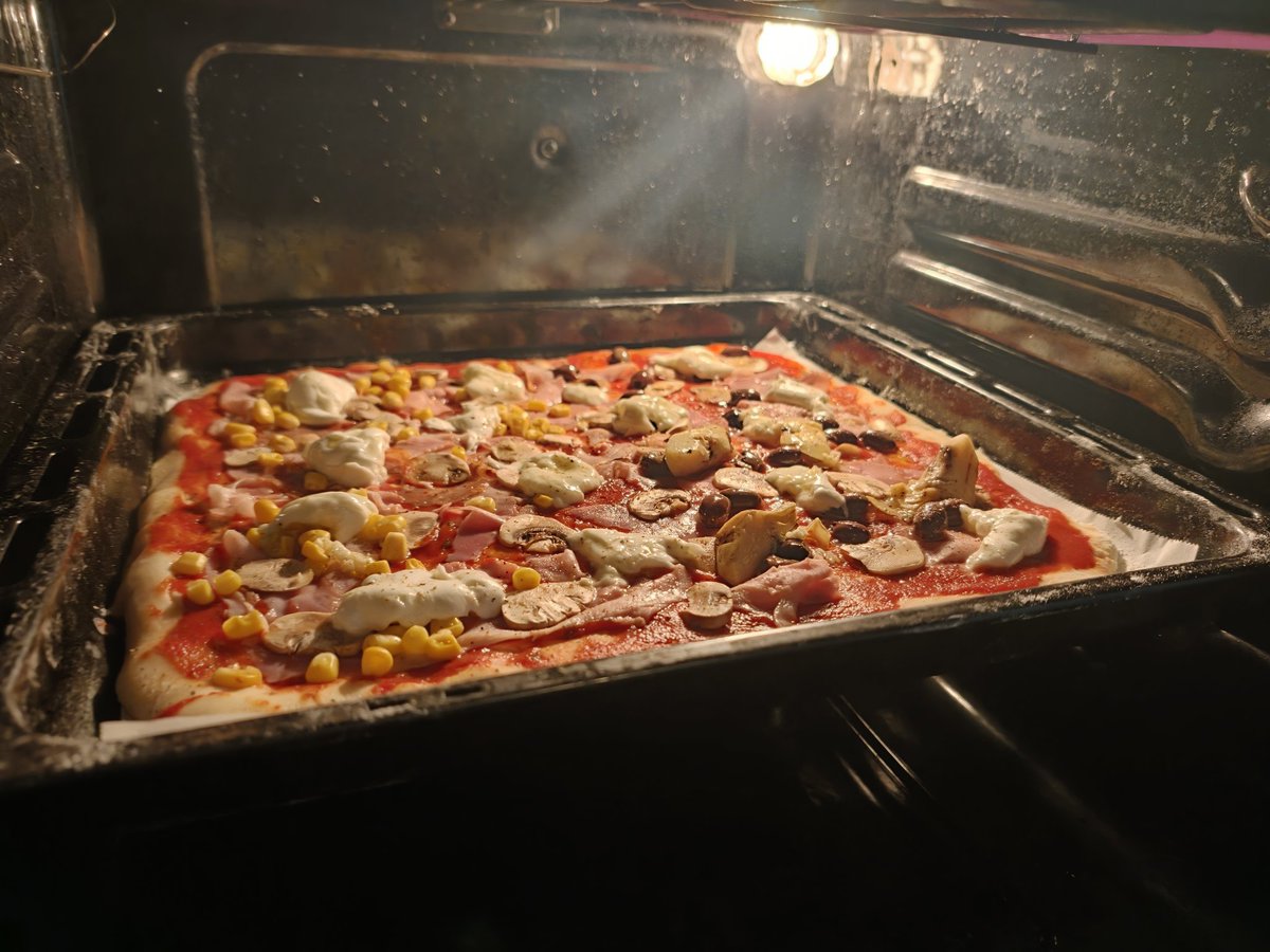 Aeberlain's tweet photo. @WollWeib @laua100000 Es ist immer noch zu heiß und wir haben umdisponiert 🍕✨ https://t.co/UPxjSSvjZF