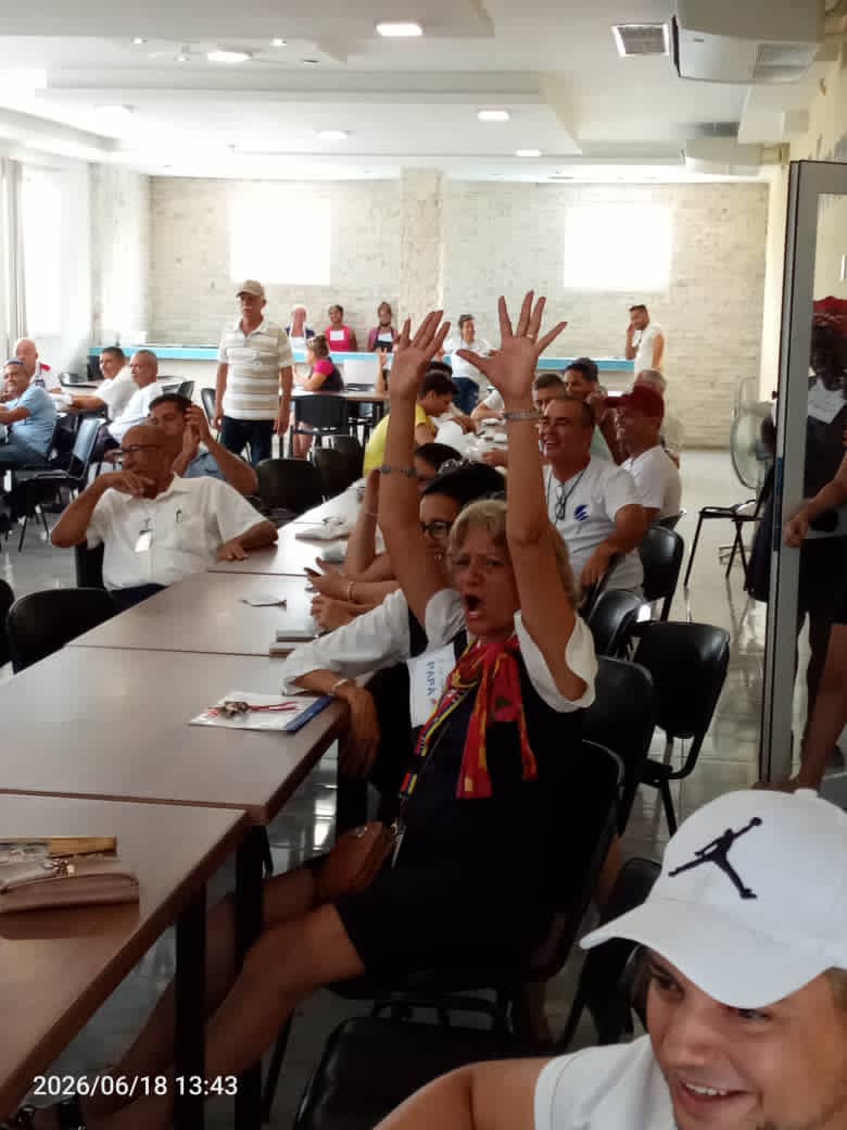 ETECSAGranma's tweet photo. Dinámicas divertidas en la División Etecsa Granma como homenaje a los padres, el encuentro organizado por las féminas incluyó demostración de habilidades, competencias y agasajos a los padres. #FelizDíaPapá #EtecsaGranma https://t.co/dASe37S0vb