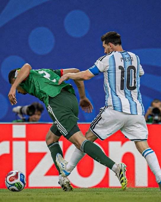 Cr7stianismo_'s tweet photo. 🚨ÚLTIMA HORA:

La federación de Argelia ha puesto una denuncia al árbitro del partido contra Argentina y a la FIFA.

Honor por ser los primeros en denunciar la corrupción de Infantino a la carta de Lionel Messi. https://t.co/D0QYcgsWrF
