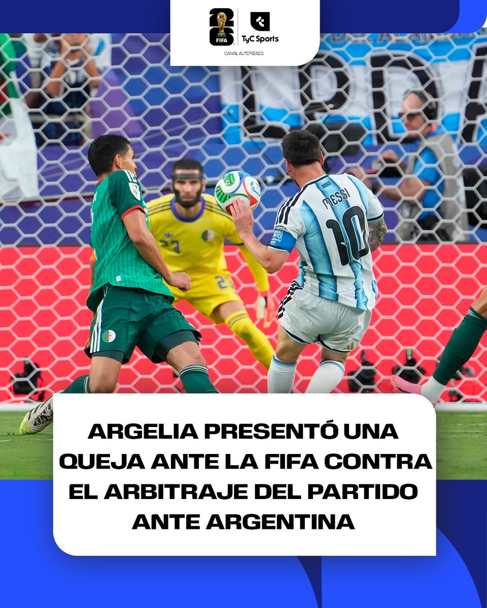 TyCSports's tweet photo. 🇩🇿 La derrota frente a Argentina en el debut del Mundial sigue generando repercusiones en Argelia. Luego del 3-0 en el que Lionel Messi marcó los tres goles del encuentro, la Federación Argelina de Fútbol (FAF) presentó una queja formal ante la FIFA por el arbitraje del polaco Szymon Marciniak, al considerar que dos decisiones influyeron en el desarrollo del partido.

⚠️ Según informó el diario deportivo argelino Compétition, que aseguró haber accedido a fuentes oficiales, la FAF elevó un informe en el que cuestionó que Messi no recibiera una sanción disciplinaria tras una entrada con los tacos sobre la pierna del capitán argelino, Aïssa Mandi. Además, el organismo reclamó por un codazo de Alexis Mac Allister sobre el rostro del mediocampista Ibrahim Maza, acción que tampoco fue castigada por el árbitro cuando el partido ya iba 3-0.

➡️  La federación también manifestó su disconformidad porque ninguna de las dos jugadas fuera revisada por el VAR. De acuerdo con el informe citado por Compétition, ambos episodios pudieron haber derivado en expulsiones de futbolistas argentinos, lo que, a juicio de la FAF, habría modificado el desarrollo del encuentro al permitir que Argelia disputara parte del partido con superioridad numérica.