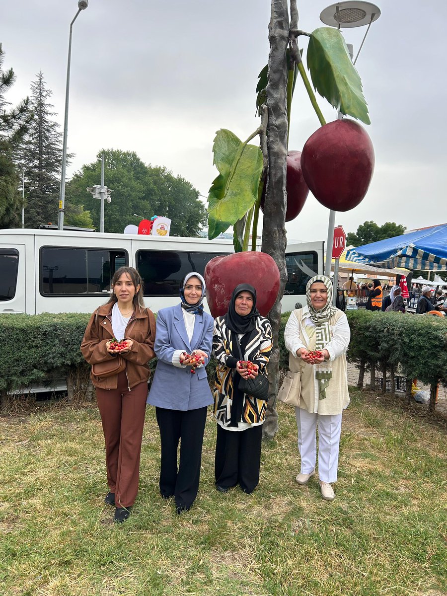 melikecilhan's tweet photo. 32. Eldivan Kiraz Festivali🍒❤️
Açılış programına katılarak stantları ziyaret ettik.
Bu güzel organizasyon için Eldivan Belediye Başkanımızı ve teşkilatımızı tebrik ediyorum.
Emeklerine sağlık 👏🏻👏🏻👏🏻
#eldivan #festival #32eldivankirazfestivali https://t.co/mCvsRYtA9g