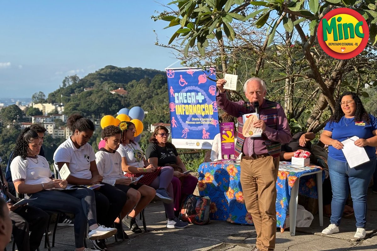 minc_rj's tweet photo. MAIS INCLUSÃO NO MORRO DOS PRAZERES 

Adorei a atividade com o Cedaps no Morro dos Prazeres. Mais uma etapa do apoio que a gente tem dado aos ativistas que atuam na causa das pessoas com deficiência. A gente já fez recentemente uma atividade com o Cedaps (Centro de Promoção da Saúde) na Rocinha.

A Cris dos Prazeres é uma antiga parceira nossa. Quando eu era secretário estadual do Ambiente, criamos nos Prazeres, com a ONG dela, os Jardineiros Comunitários.

O Casarão dos Prazeres está lindo, fazem muitas atividades com crianças e adolescentes, como dança, pré-vestibular.

E a Associação dos Prazeres tem uma articulação com o Cedaps na área da saúde, que trata especificamente de apoiar as pessoas com deficiência, suas famílias e cuidadores.

Nós temos várias leis sobre esse assunto, como, por exemplo, a lei do passe livre, a lei dos espaços nos estádios de futebol, adaptados para pessoas com autismo, neurodivergências e outras condições especiais.

Então, fizeram muitas perguntas, deram muitas sugestões. Foi uma linda atividade, uma excelente parceria. Viva o Cedaps, a Cris dos Prazeres e a inclusão!